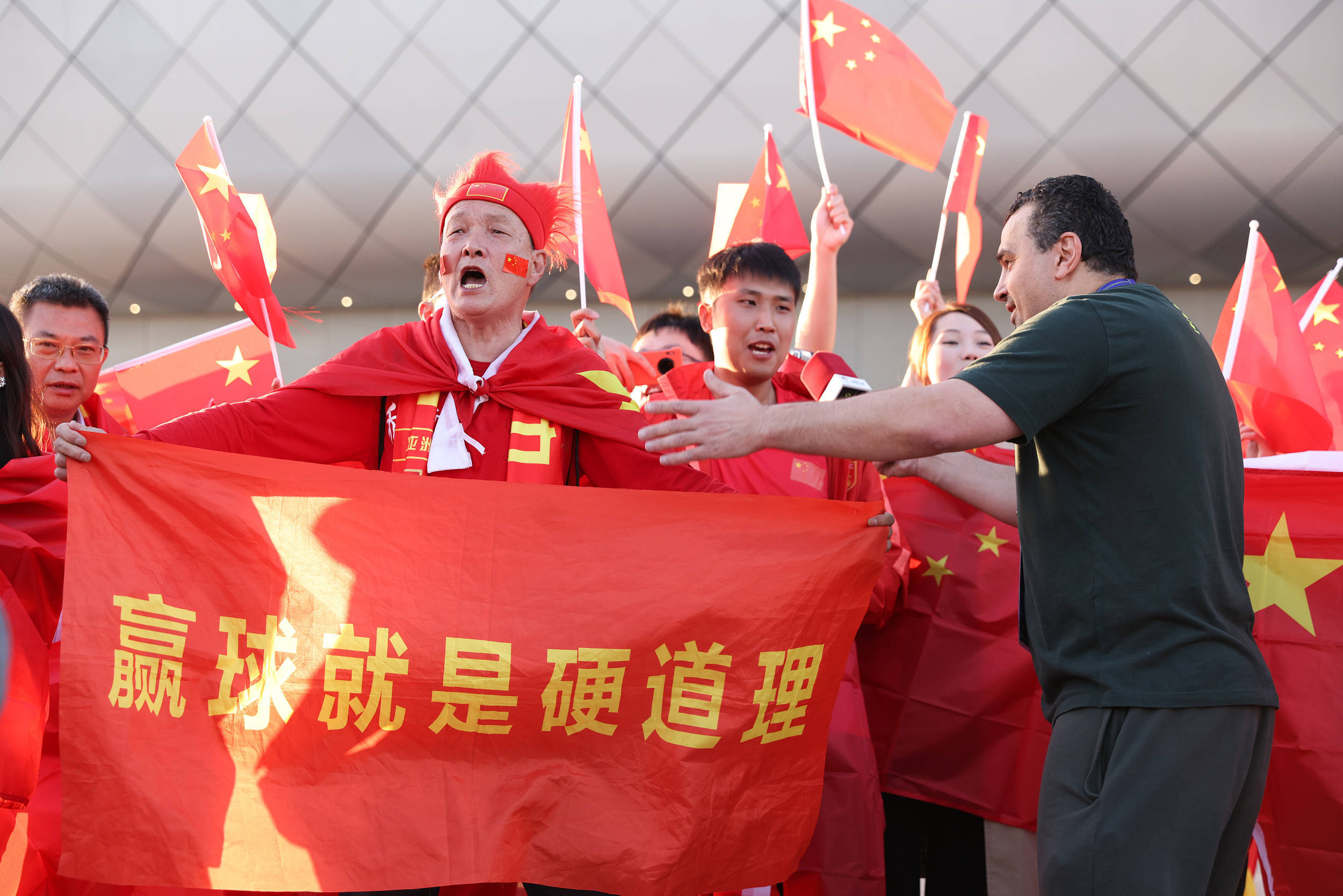 包含广大球迷们在比赛中为自己支持的球队加油助威的词条